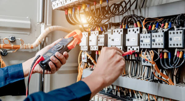 Elektrik panosunda multimetre ile ölçüm yapılması